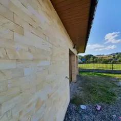 Jakie kolory kamieni najlepiej pasują do żółtej elewacji?