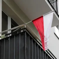 Jak powiesić flagę na balkonie bez błędów - praktyczne porady