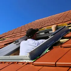 Jak zamontować okno dachowe w istniejącym dachu bez błędów?